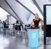 Pop Up Stehtisch bedruckt im Einsatz auf Messe – Promotiontisch mit Stretch-Husse