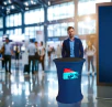 Pop Up Stehtisch als Messetisch mit Firmenlogo – ideal für Events, Promotion und Ausstellungen